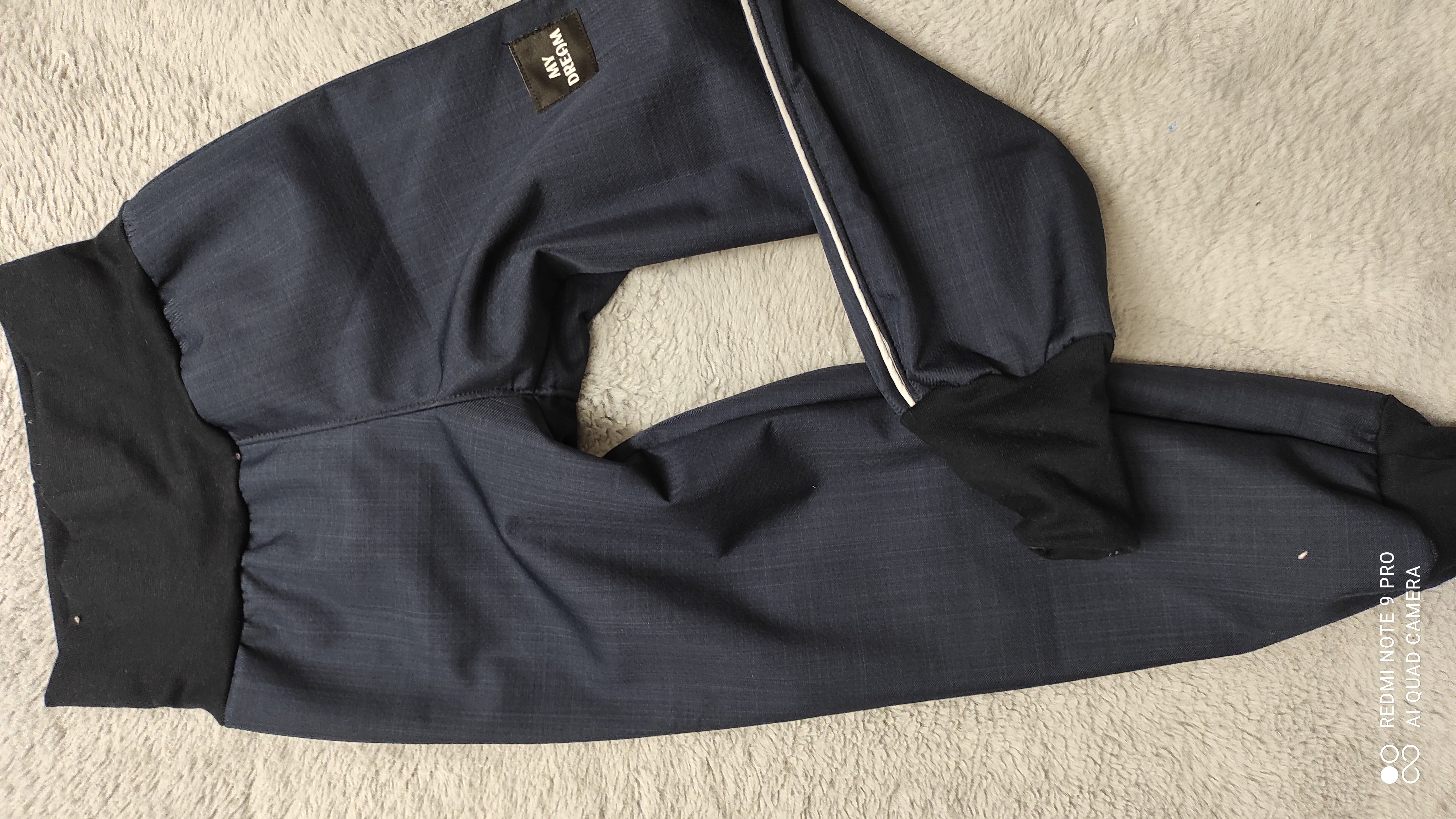 s beránkem temně modré 