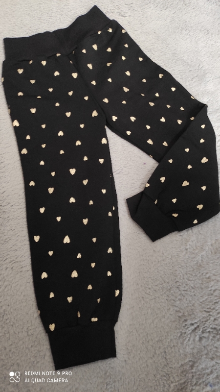 tepláčky klasícké černé se zlatými srdíčky vel.104